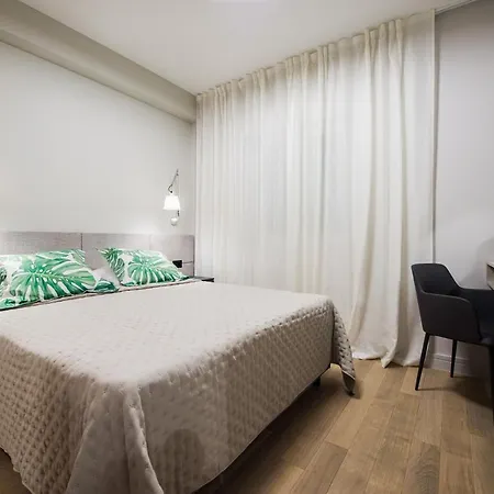Luxury Elizabeth Apartment *